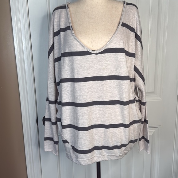 We The Free People Size L Gray Striped V-Neck T-Shirt Top Long Sleeves - Picture 7 of 10